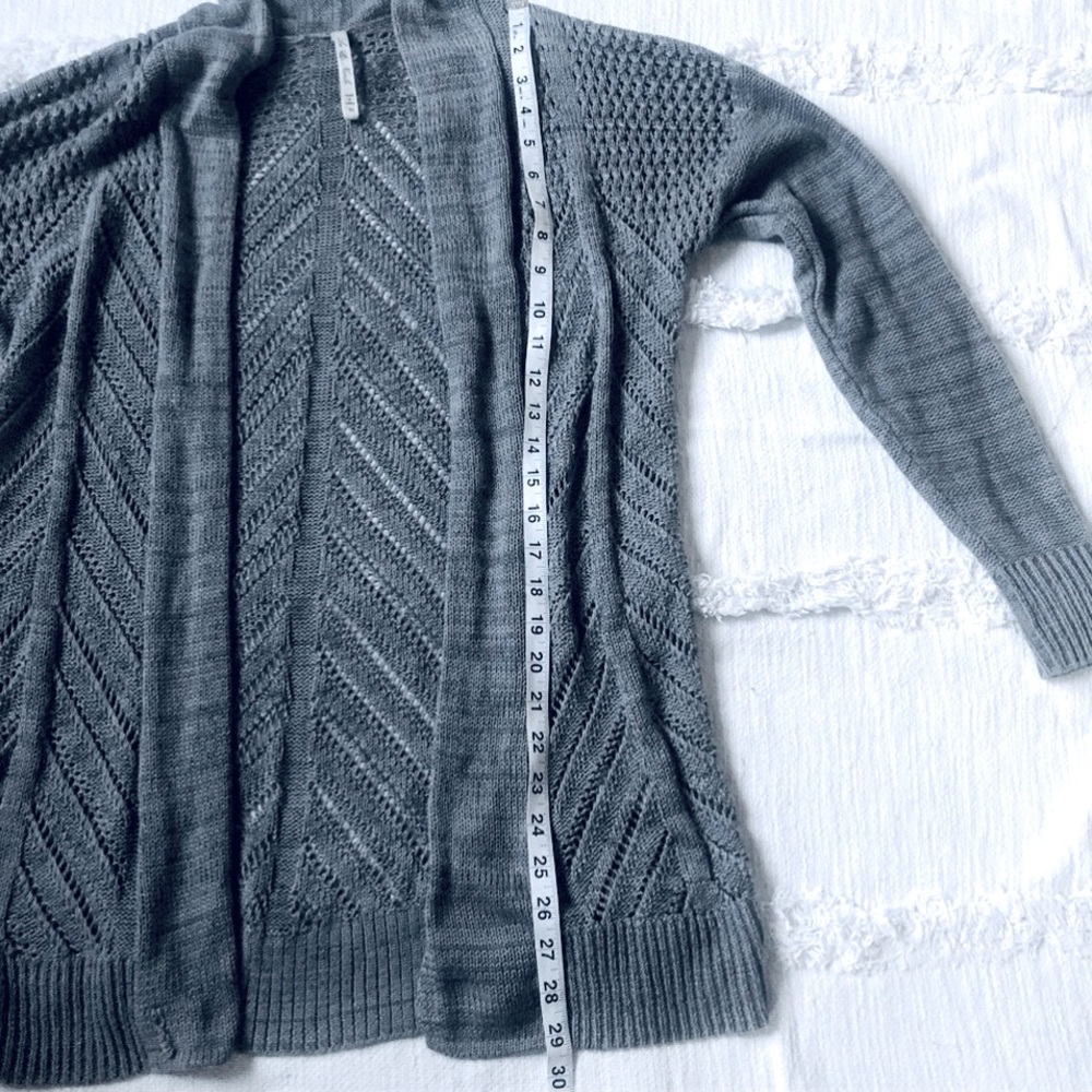Leo & Nicole gray, long, knit cardigan size M - Picture 7 of 8